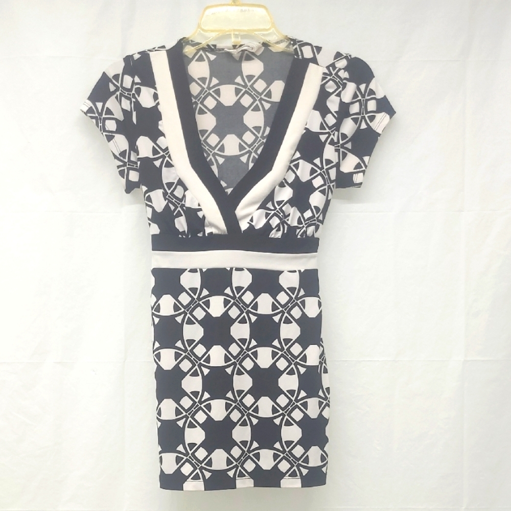 Tunic Top Deep V Neck Black  White Geometric Print Stretchy Short Sleeve Sexy